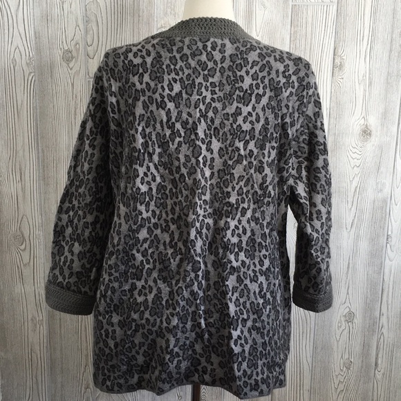 JH Collectibles Woman Gray Animal Print Wool Cardigan - Picture 8 of 10